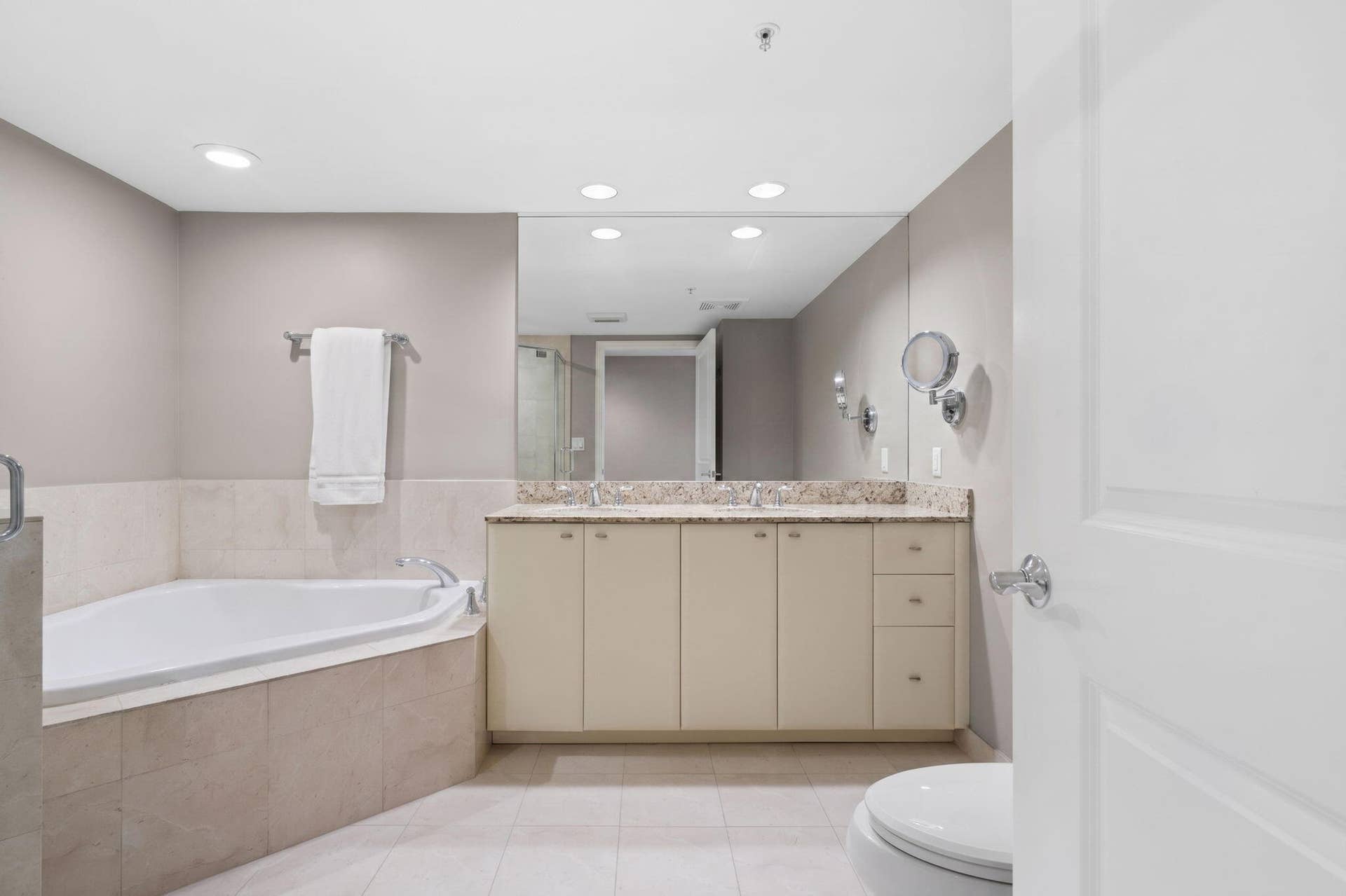 600 W LAS OLAS Boulevard, #902S, Fort Lauderdale, FL 33312 Spa-like primary bathroom with dual granite vanities, oversized soaking tub, large mirror & abundant cabinet storage.