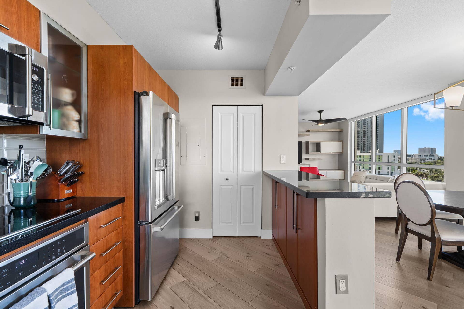 600 W LAS OLAS Boulevard, #902S, Fort Lauderdale, FL 33312 Open kitchen with breakfast counter, granite countertops & sightlines through the dining and living areas toward the surrounding views.
