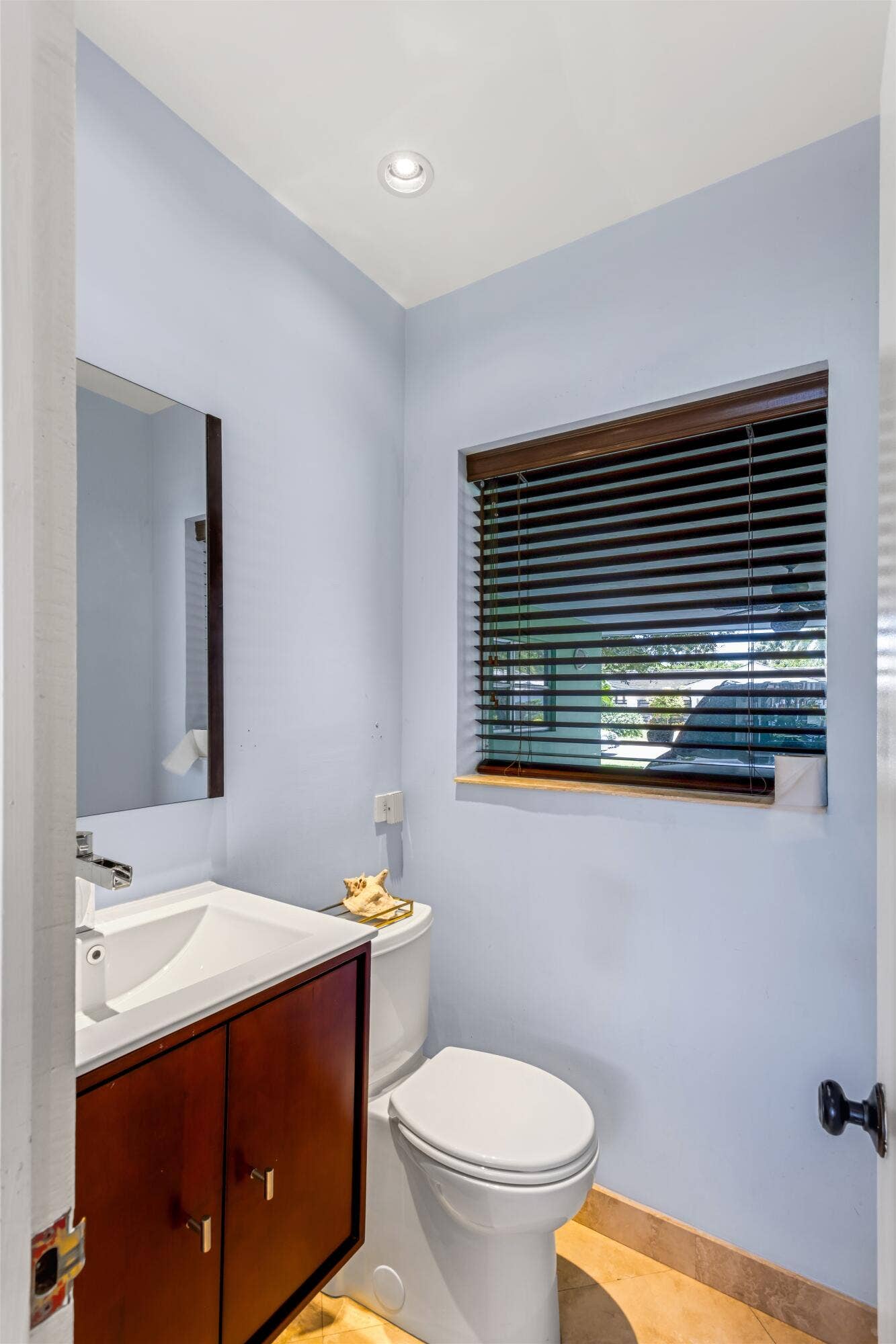 2605 N RIVERSIDE Drive, Pompano Beach, FL 33062 POWDER_ROOM