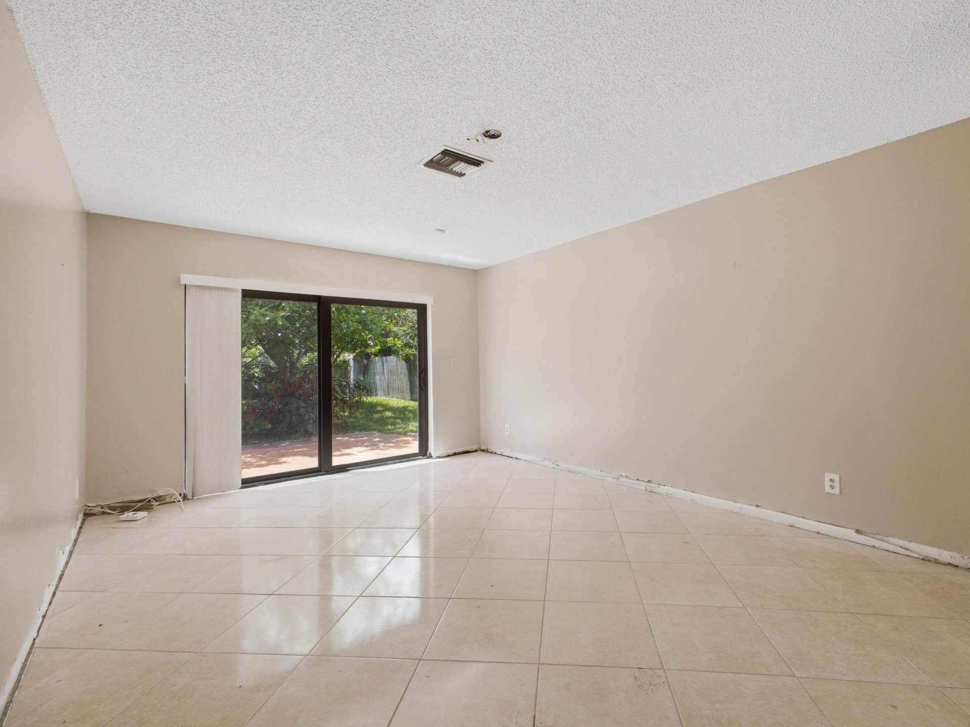 5088 NW 5TH Street, Delray Beach, FL 33445 Living