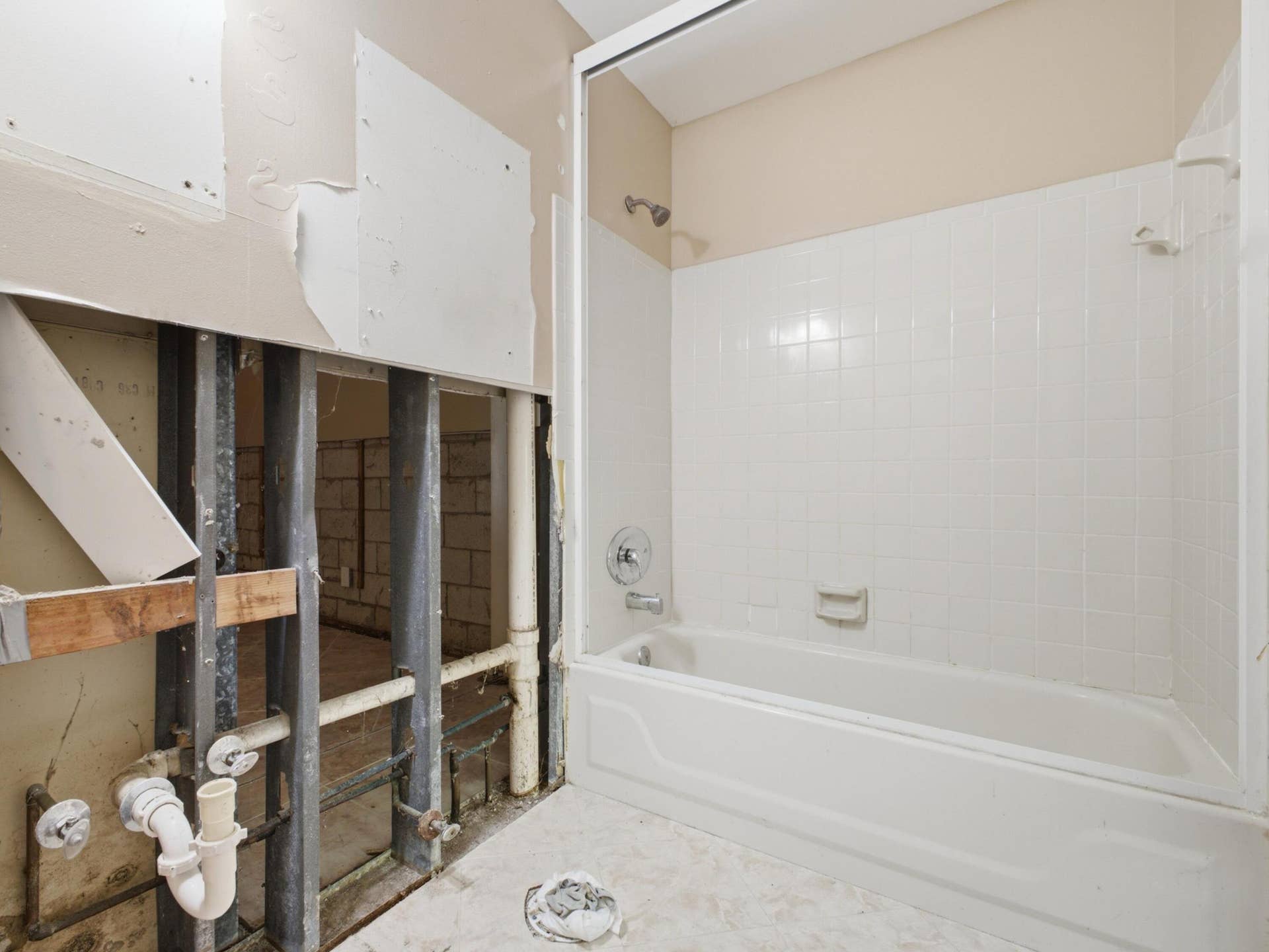 5088 NW 5TH Street, Delray Beach, FL 33445 Shared Bathroom