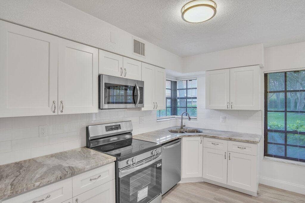 Kitchen L.jpg-SMALL
