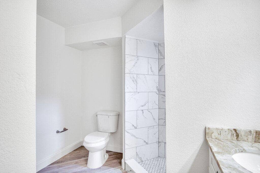 Primary Bathroom to Entry.jpg-SMALL