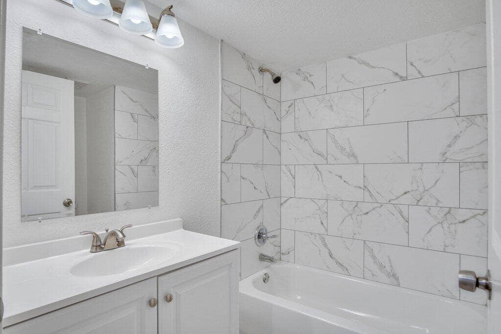 Guest Bathroom L.jpg-SMALL
