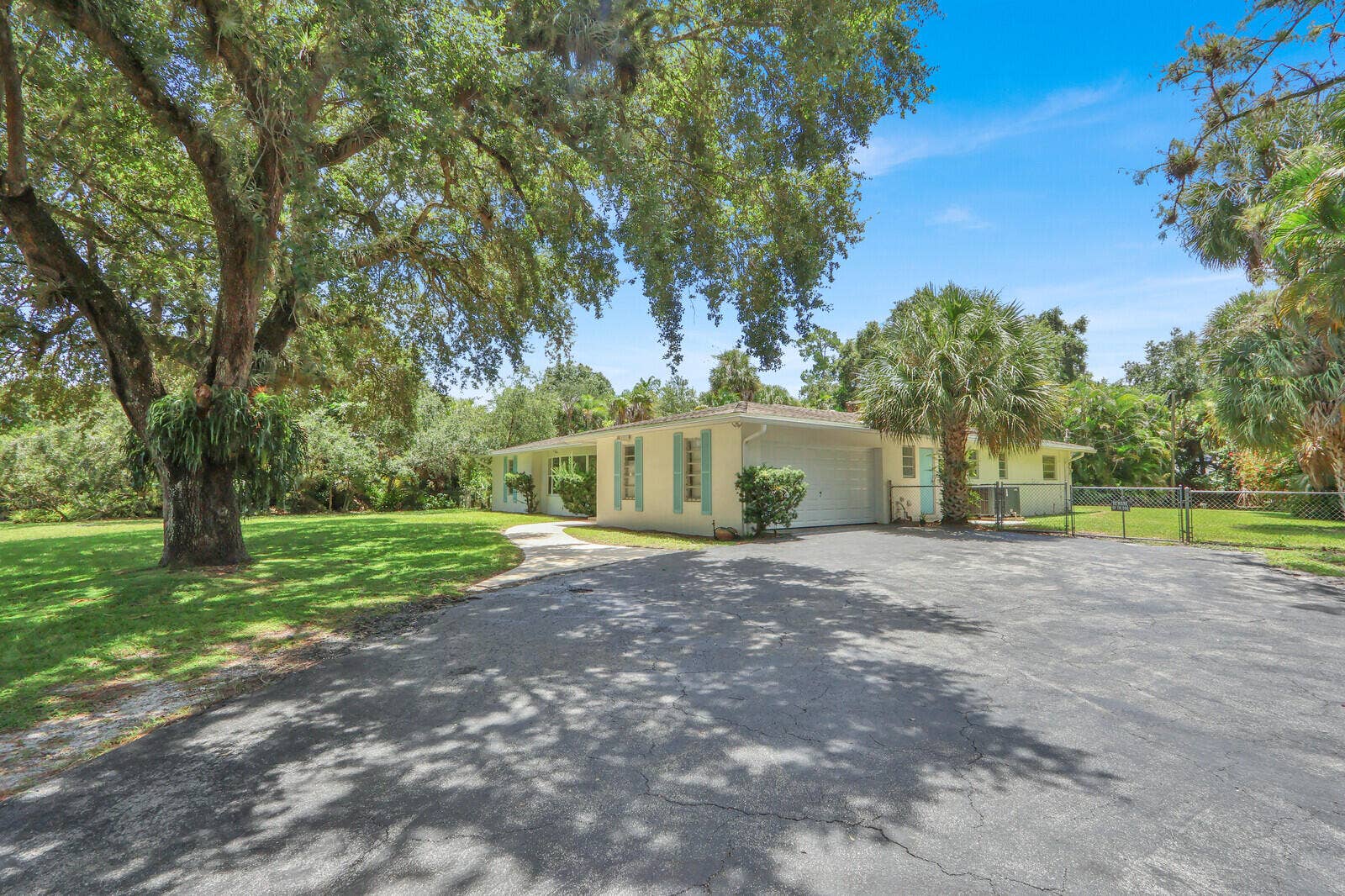 6466 Via Townsend, West Palm Beach, FL 33415 Private Driveway