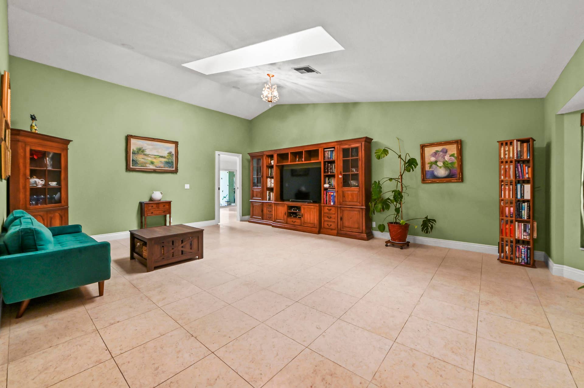 12369 157th Street N, Jupiter, FL 33478 05 Living room 01