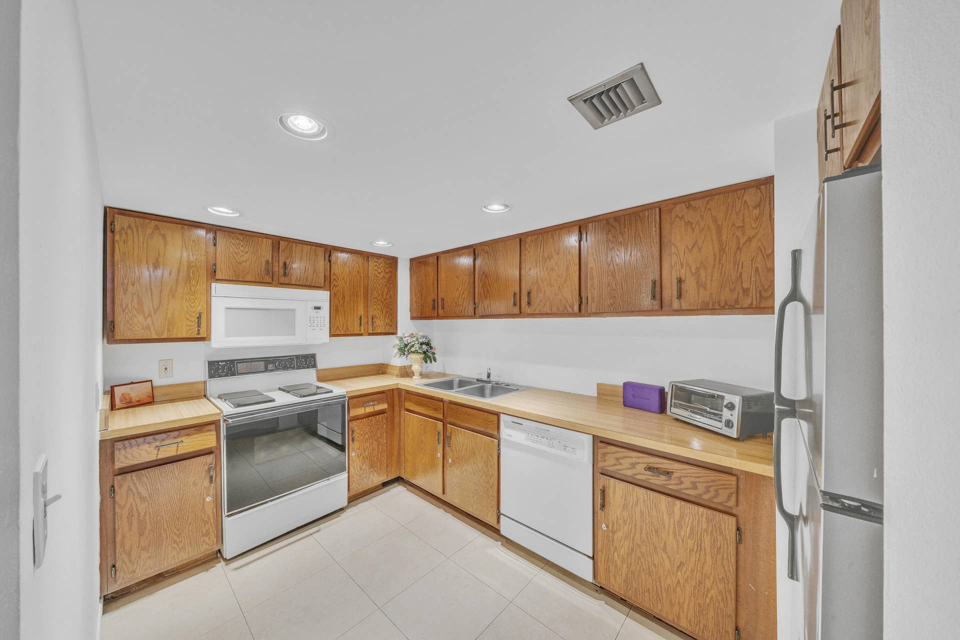 3909 N Ocean Boulevard, #401, Fort Lauderdale, FL 33308 Clubhouse Kitchen