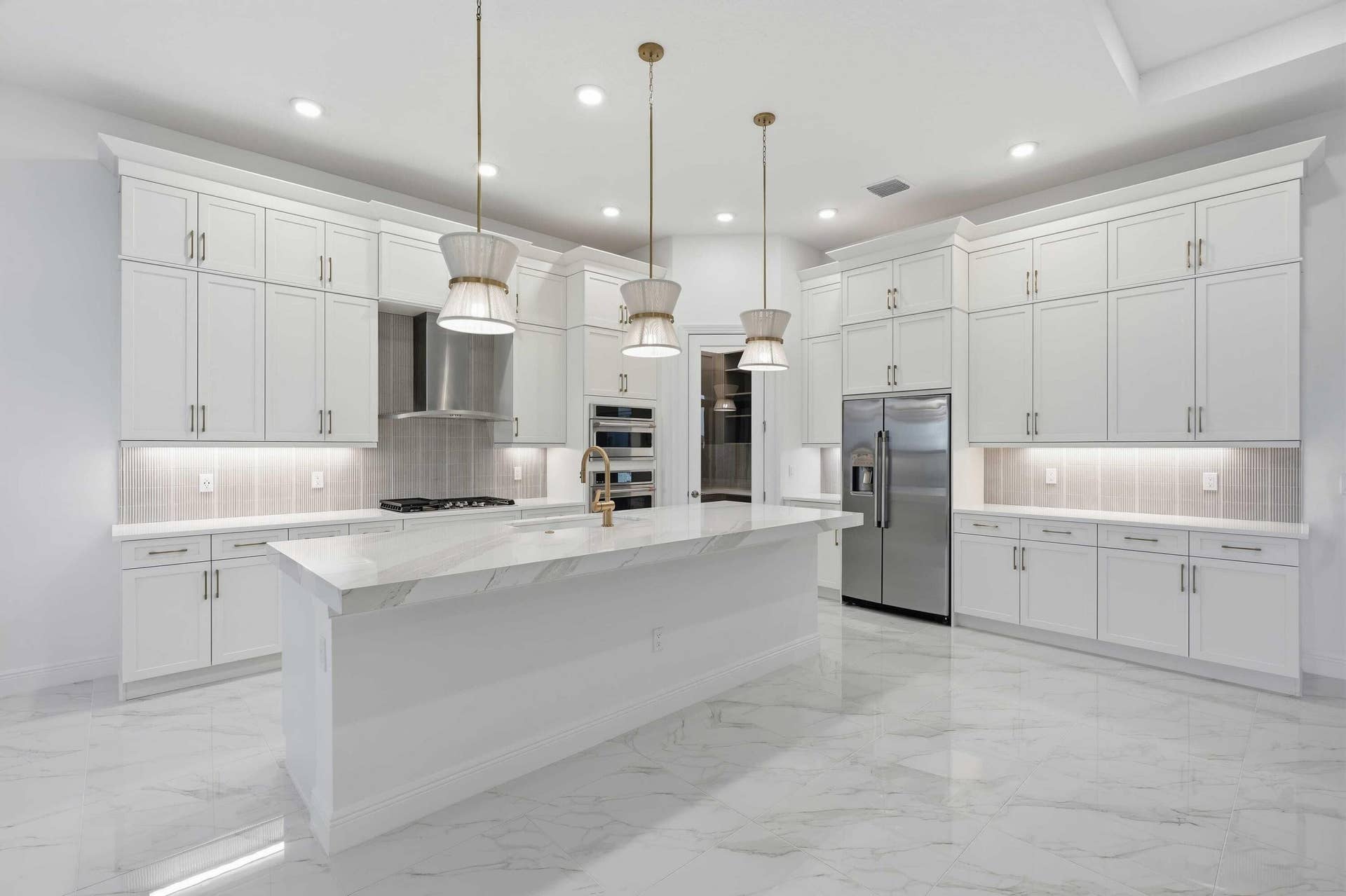 5374 Saint Armands Way, Westlake, FL 33470 Kitchen