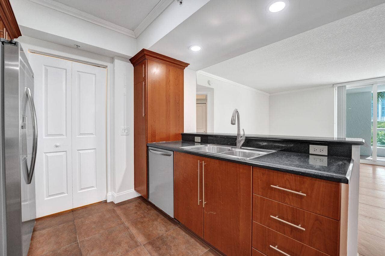 401 SW 4TH Avenue, #203, Fort Lauderdale, FL 33315 Kitchen