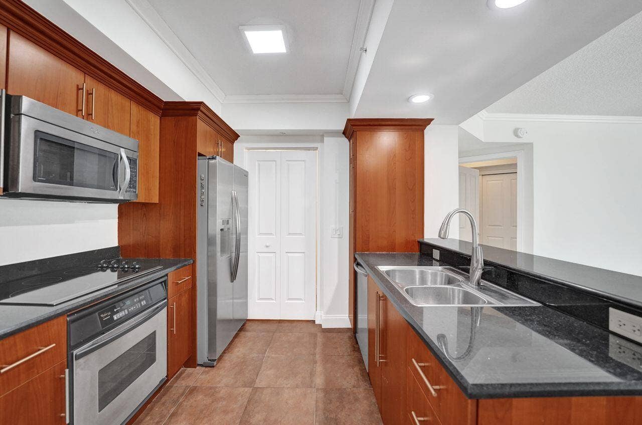 401 SW 4TH Avenue, #203, Fort Lauderdale, FL 33315 Kitchen