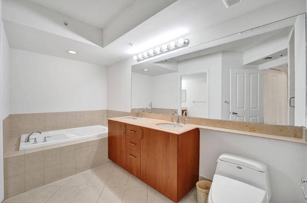 401 SW 4TH Avenue, #203, Fort Lauderdale, FL 33315 Primary Bath