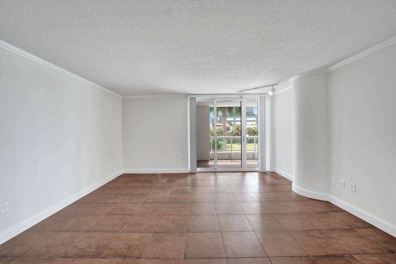 401 SW 4TH Avenue, #203, Fort Lauderdale, FL 33315 Living Area