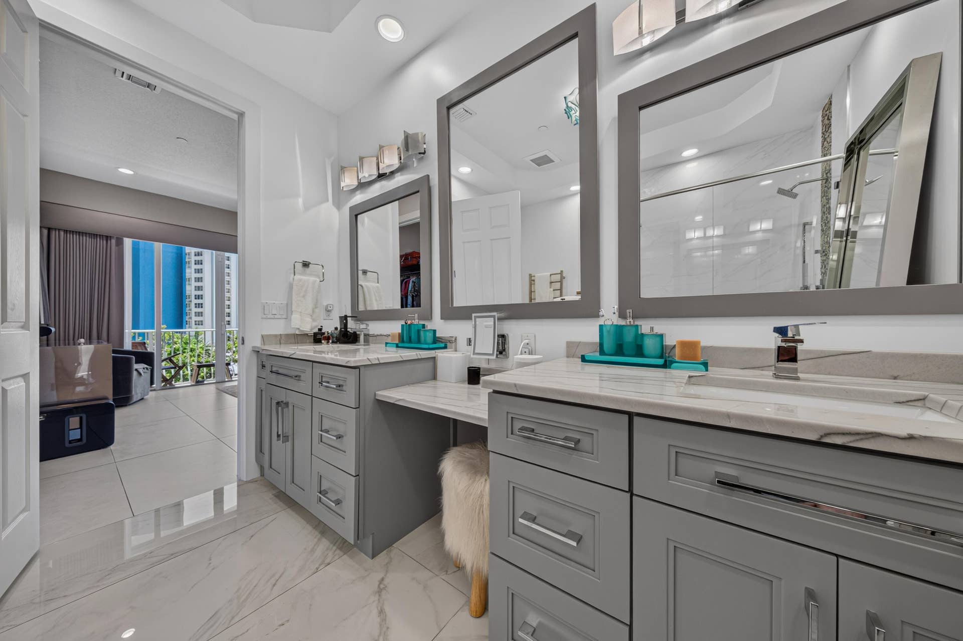 3224 NE 4th Street, Pompano Beach, FL 33062 PRIMARY BATHROOM BUILT IN VANITY AREA