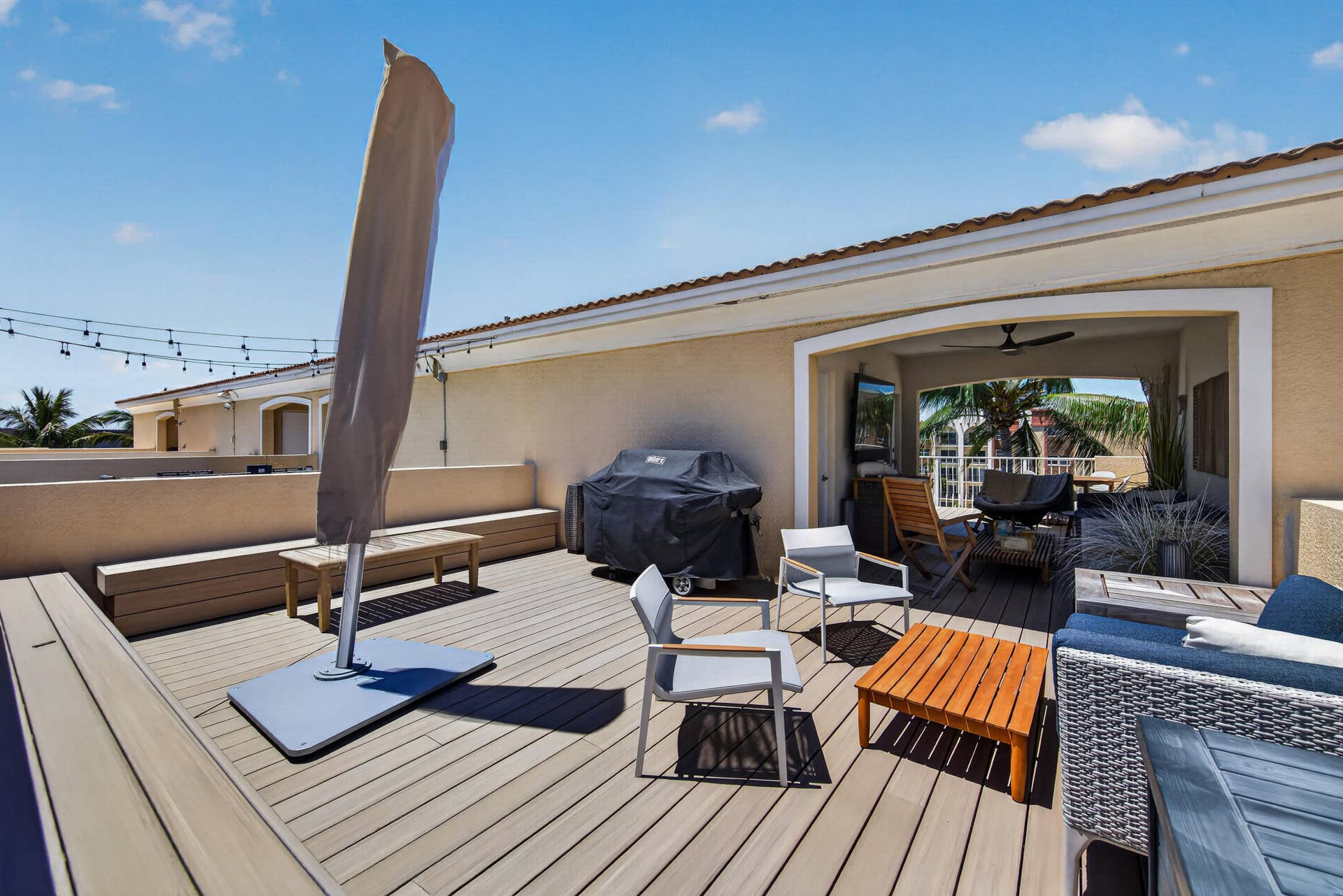 3224 NE 4th Street, Pompano Beach, FL 33062 LARGE UMBRELLA DOES NOT CONVEY