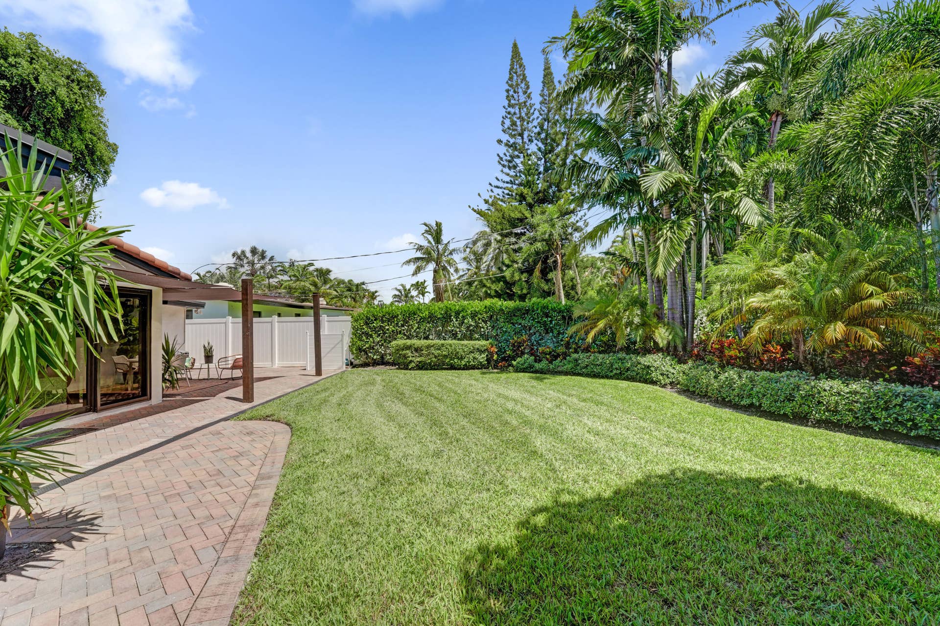 1424 NE 16TH Avenue, Fort Lauderdale, FL 33304 15-ext backyard DSC00151