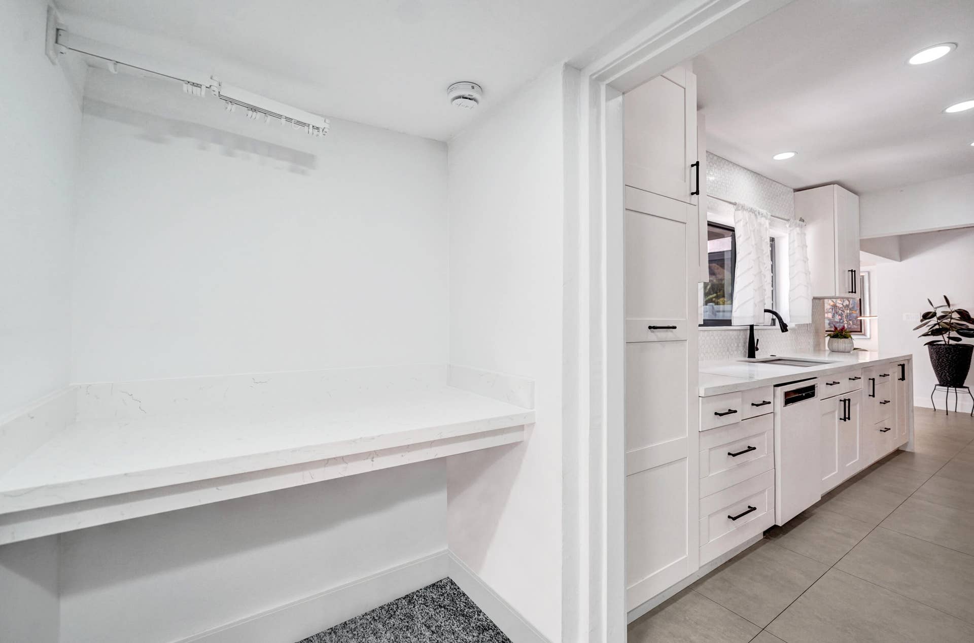1424 NE 16TH Avenue, Fort Lauderdale, FL 33304 29-laundry DSC00100