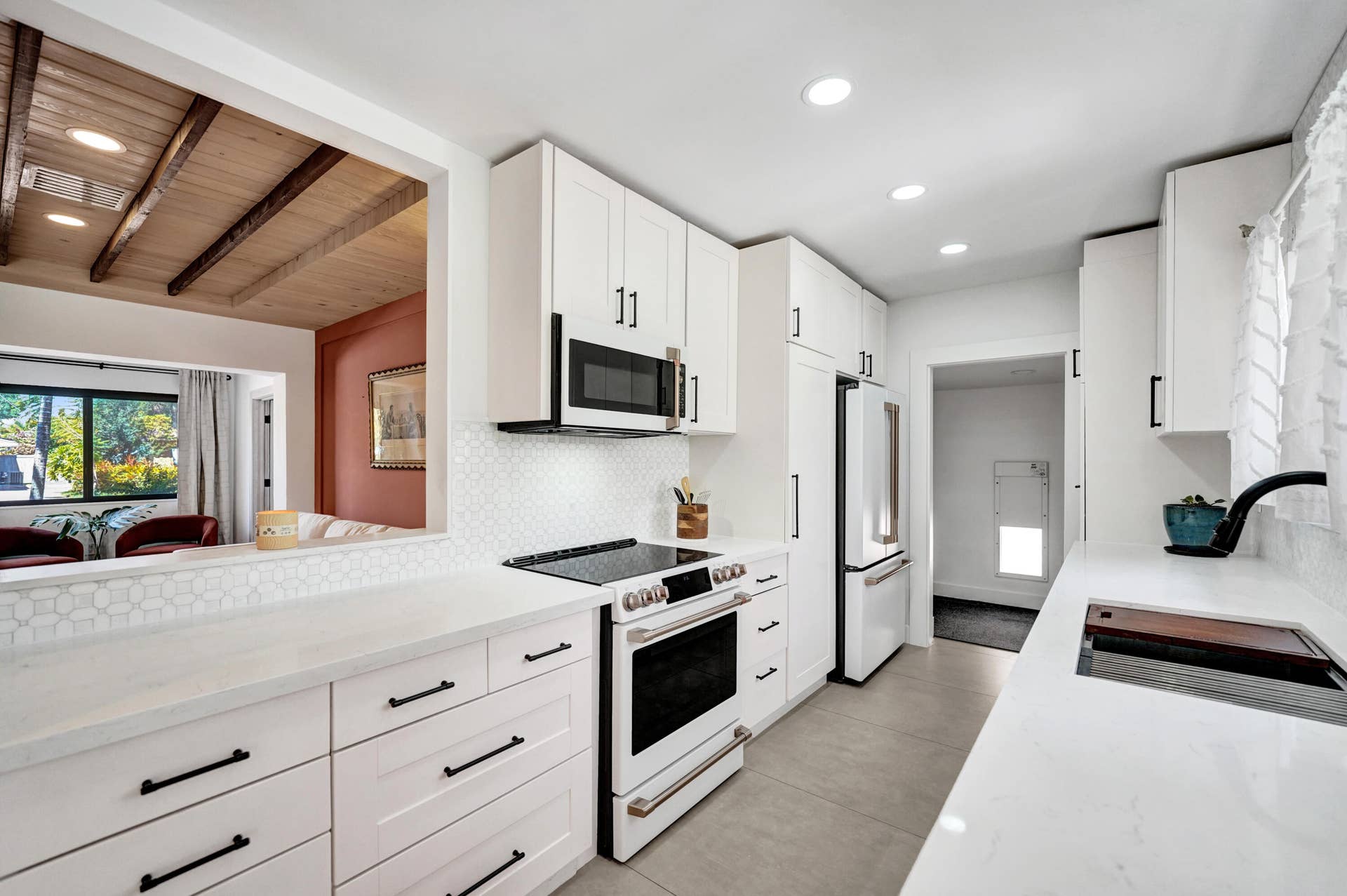 1424 NE 16TH Avenue, Fort Lauderdale, FL 33304 8-kitchen pass through to living DSC0008