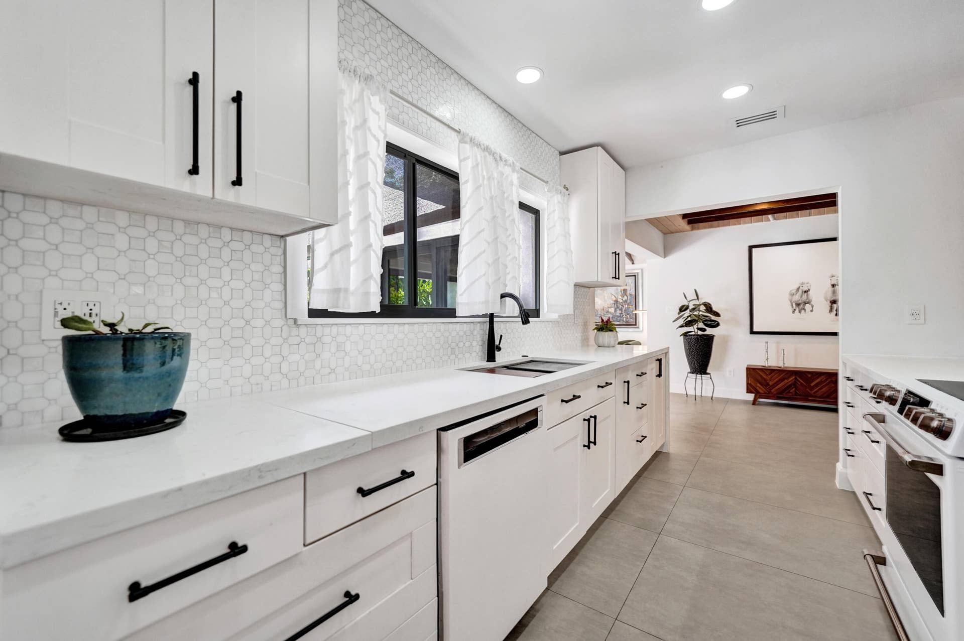 1424 NE 16TH Avenue, Fort Lauderdale, FL 33304 9-kitchen DSC00091