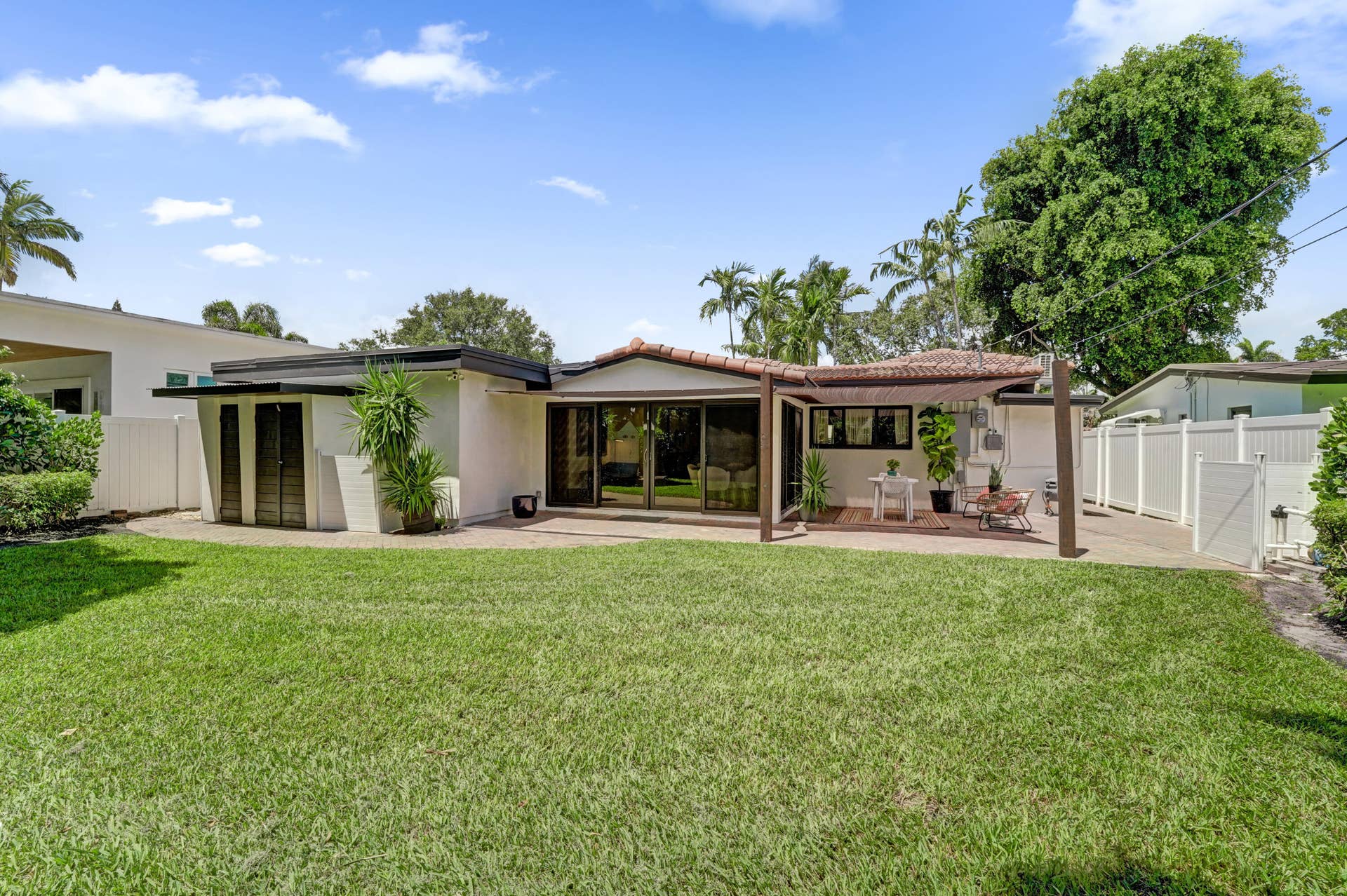 1424 NE 16TH Avenue, Fort Lauderdale, FL 33304 31-ext backyard DSC00145