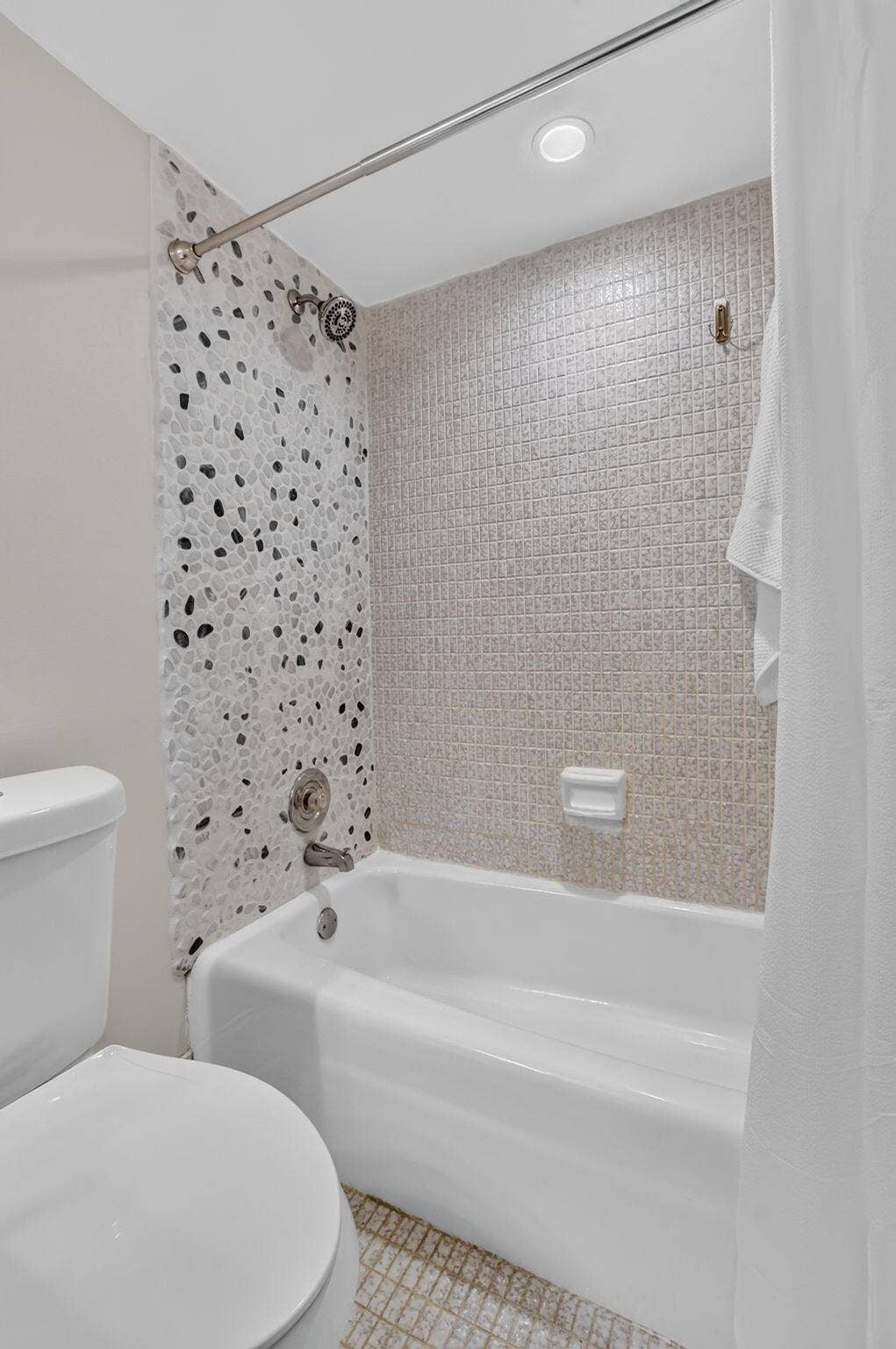 4 Royal Palm Way, #403, Boca Raton, FL 33432 Combo Tub/Shower