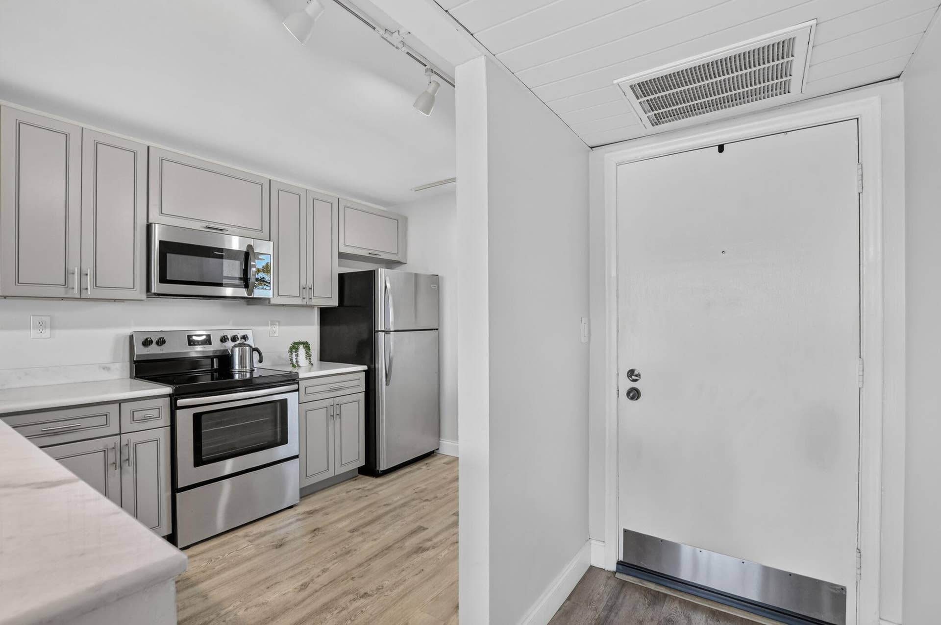 4 Royal Palm Way, #403, Boca Raton, FL 33432 Front Door/Kitchen
