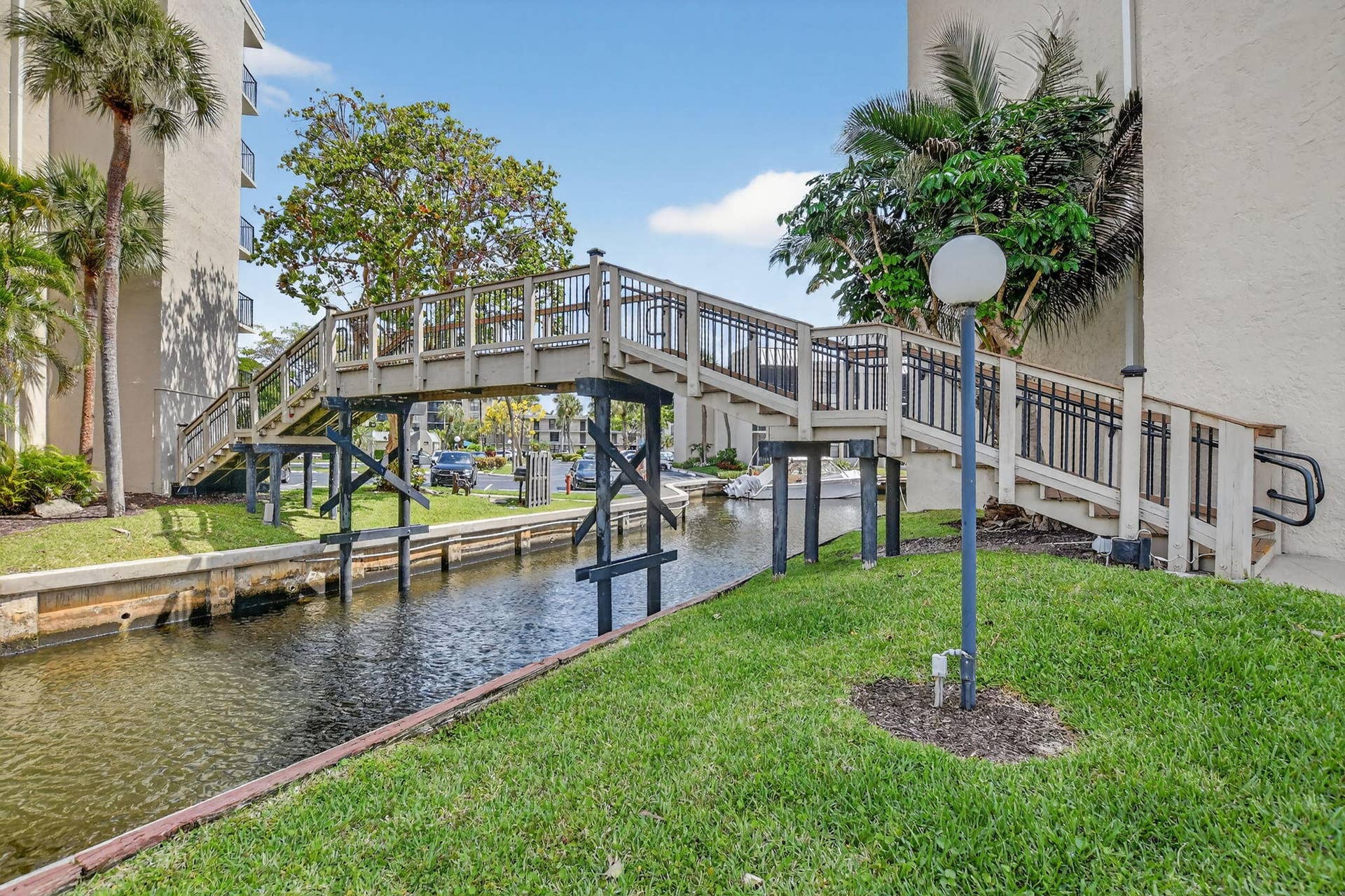 4 Royal Palm Way, #403, Boca Raton, FL 33432 Walkable Bridge