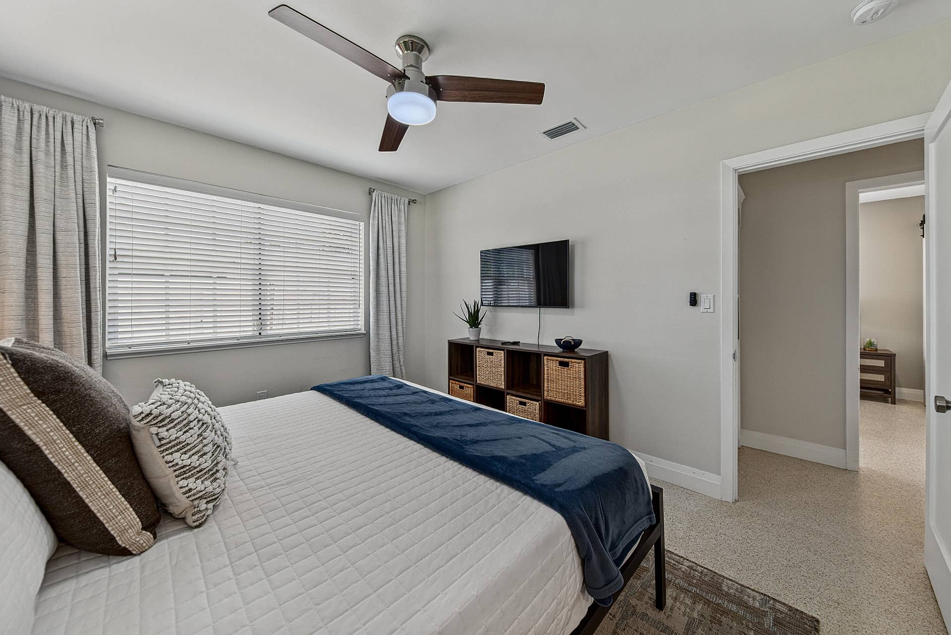 Ceiling fan with integrated lighting