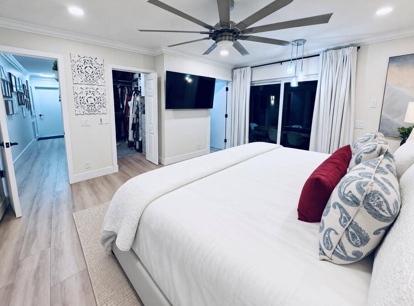 1201 SW 25TH Avenue, Boynton Beach, FL 33426 Generous proportions provide plenty of room for comfortable furnishings while maintaining an
