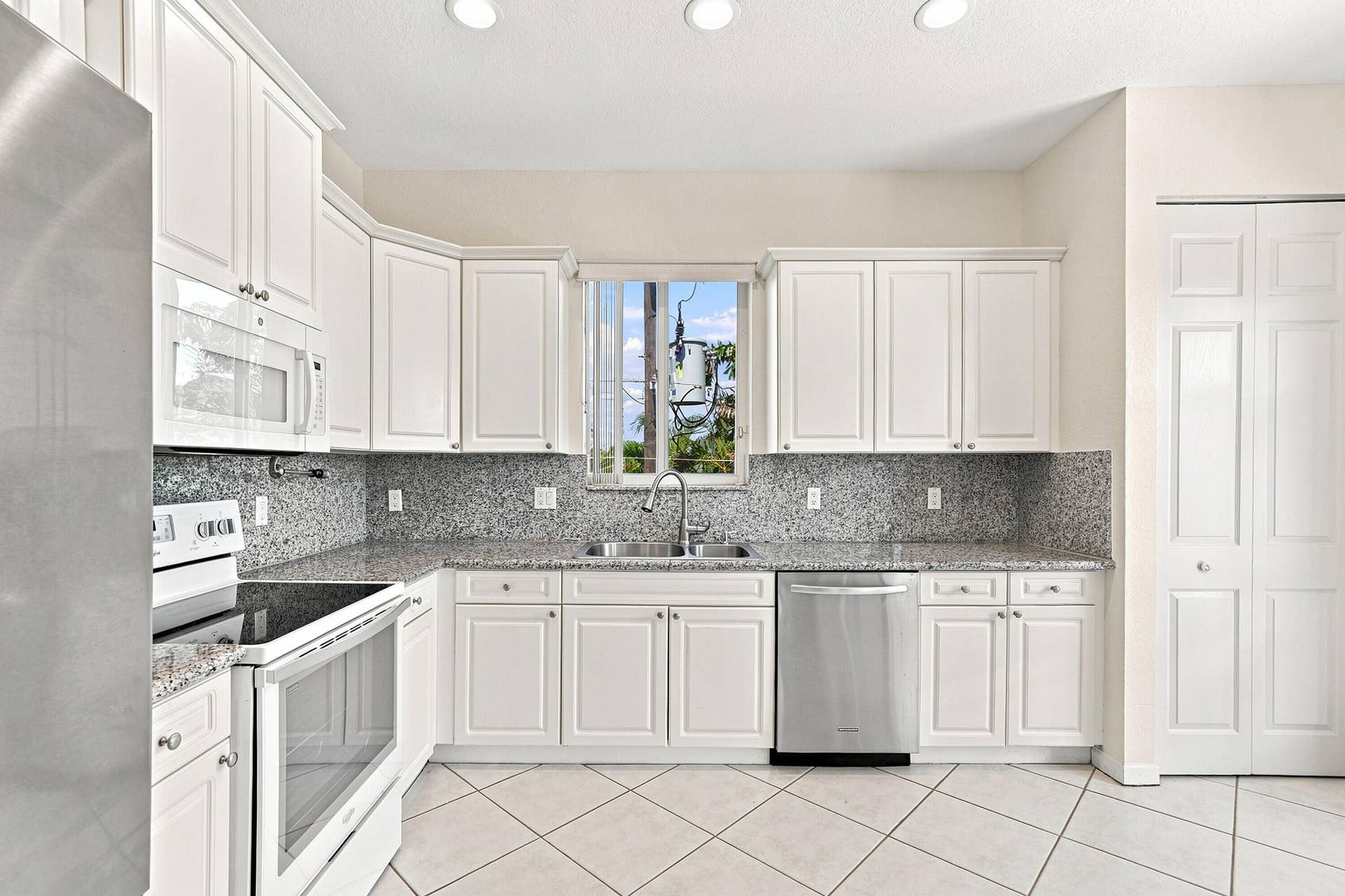 4619 Poinciana Street, #7A, Lauderdale By The Sea, FL 33308 Kitchen