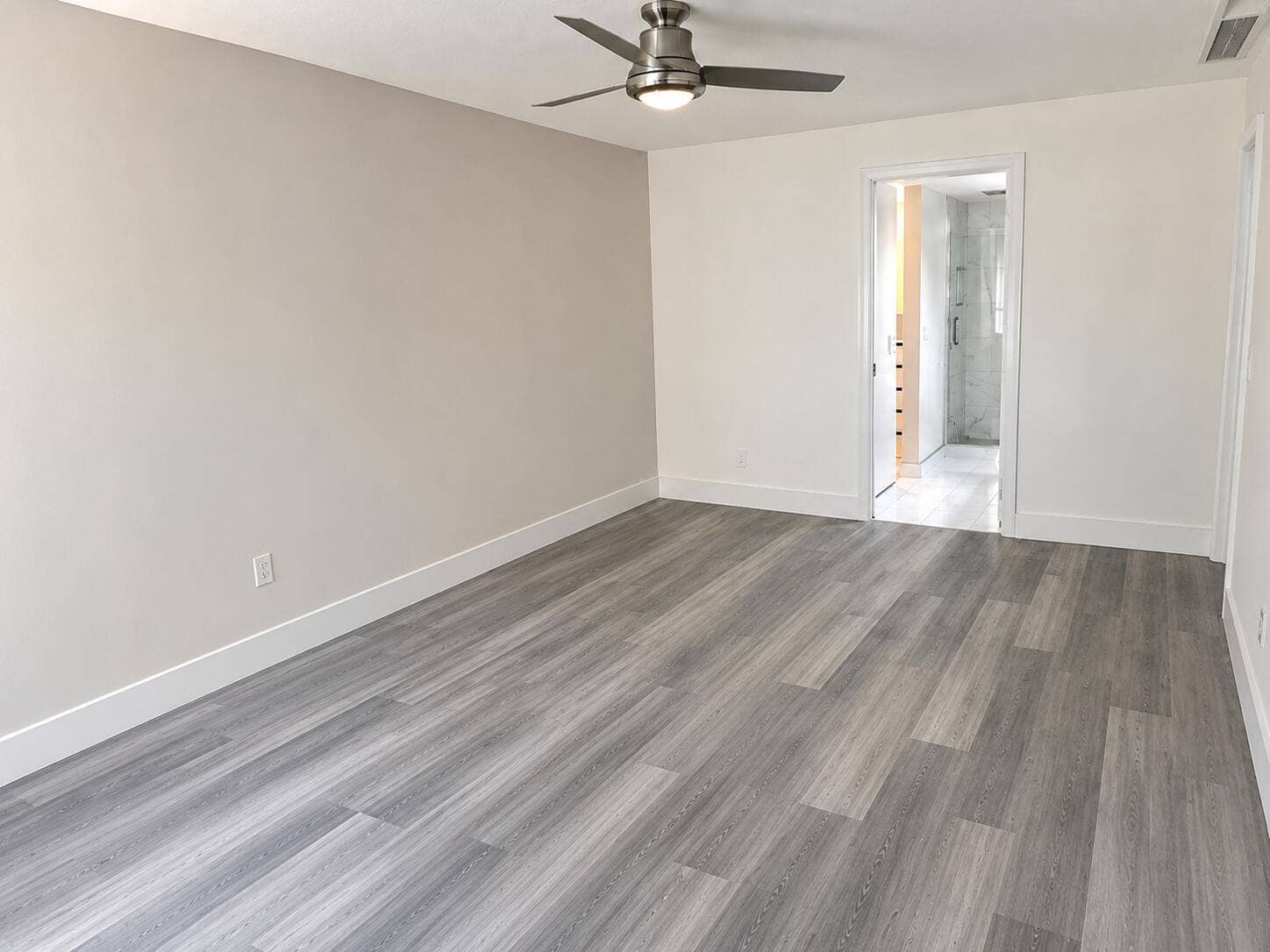 "Empty version" Large master suite with private en-suite bathroom