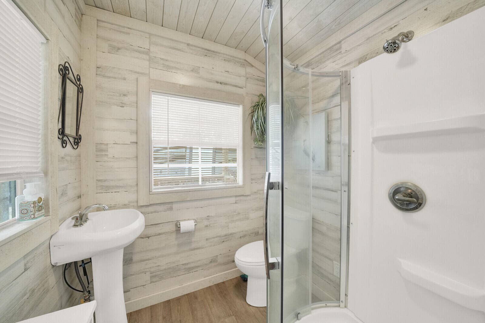 13432 153RD Road N, Jupiter, FL 33478 guest cottage bathroom