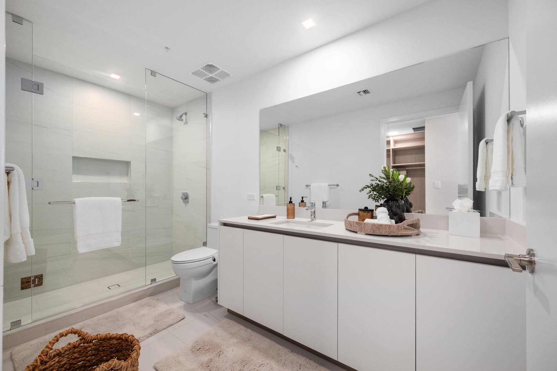 900 N Ocean Boulevard, #MPH02, Pompano Beach, FL 33062 Guest Bathroom