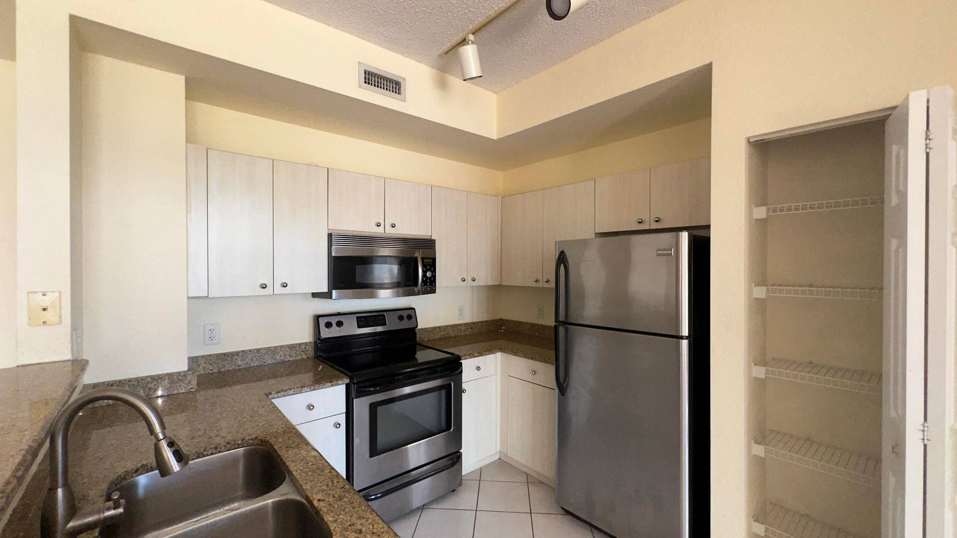 1801 N Flagler Drive, #910, West Palm Beach, West Palm Beach, FL 33407 IMG_0567