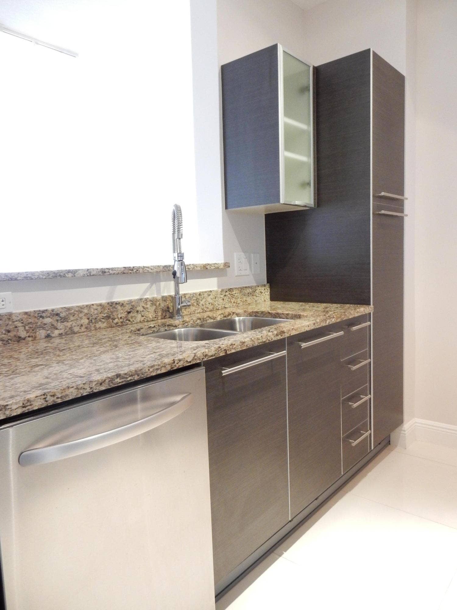550 Okeechobee Boulevard, #714, West Palm Beach, FL 33401 Kitchen