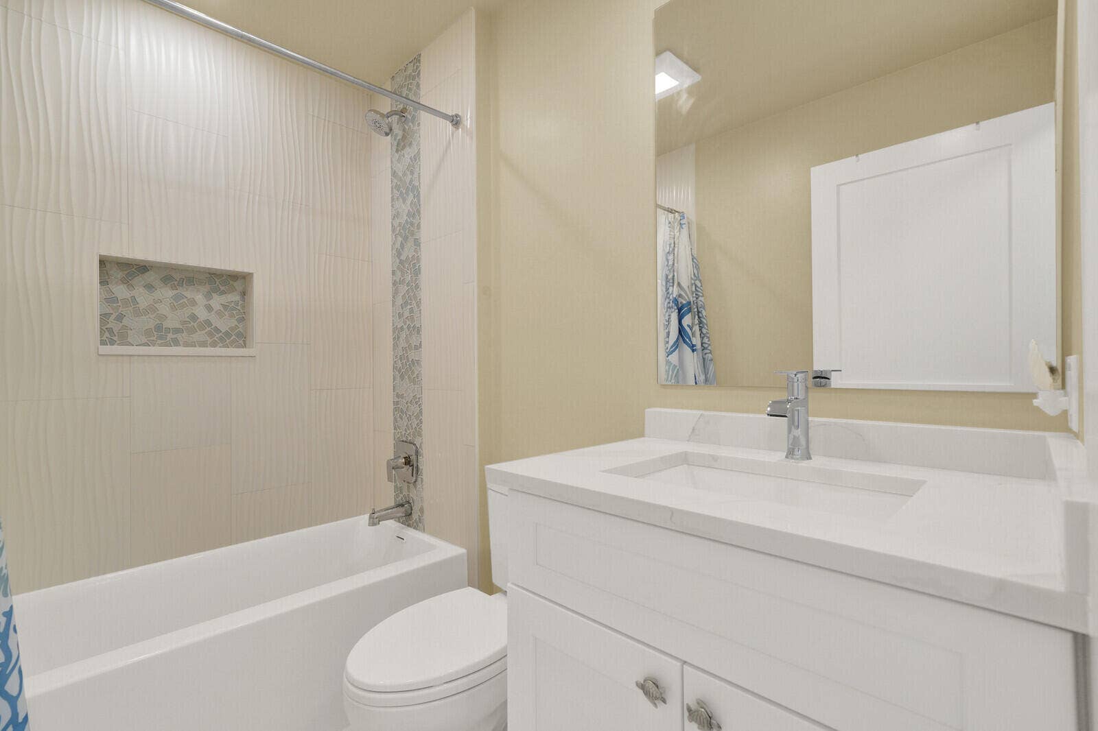 6371 DANIA Street, Jupiter, FL 33458 Full Guest Bathroom