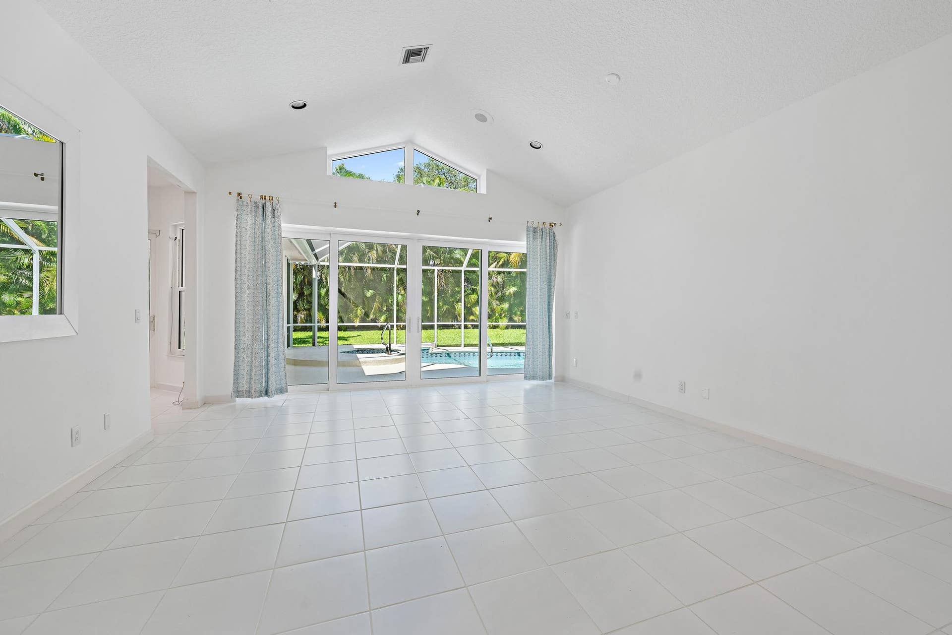 18504 SE Heritage Oaks Lane, Jupiter, FL 33469 Living