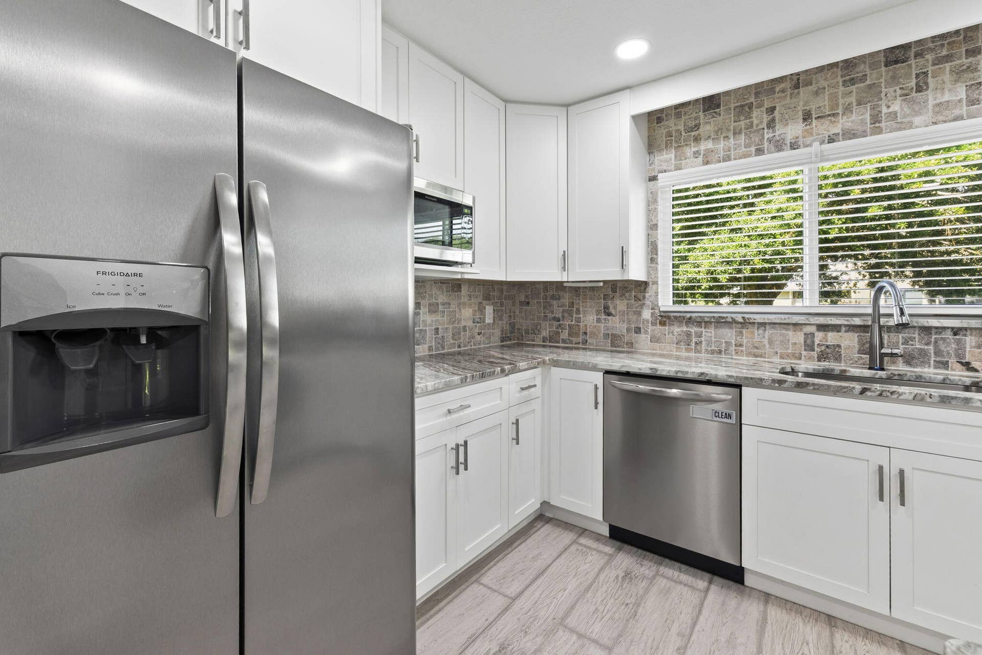 1431 SE COLCHESTER Circle, Port St Lucie, FL 34952 Kitchen