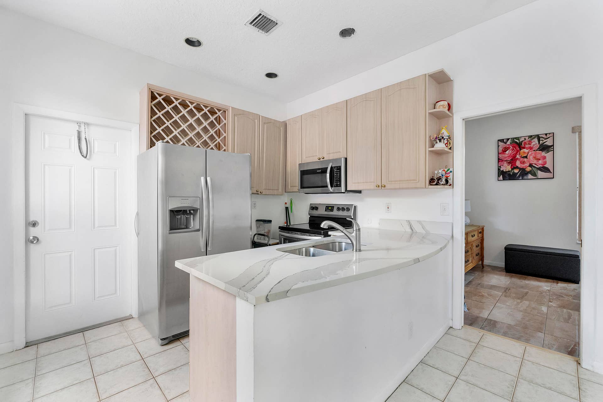4862 Kensington Circle, Coral Springs, FL 33076 Guest/ Pool House Kitchen