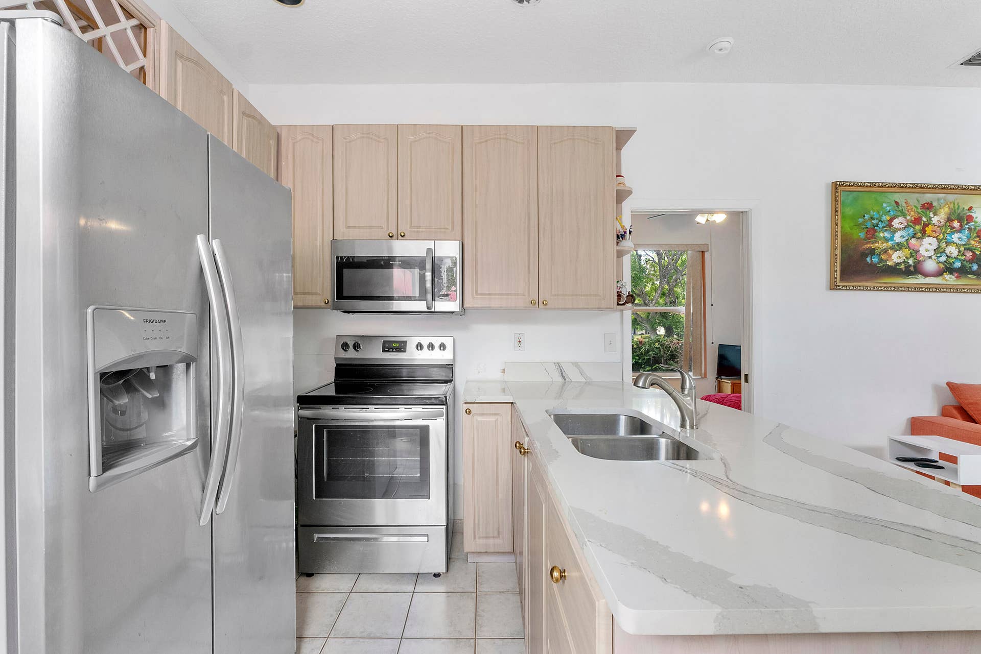 4862 Kensington Circle, Coral Springs, FL 33076 Guest/ Pool House Full Kitchen with quartz countertops and stainless steel appliances