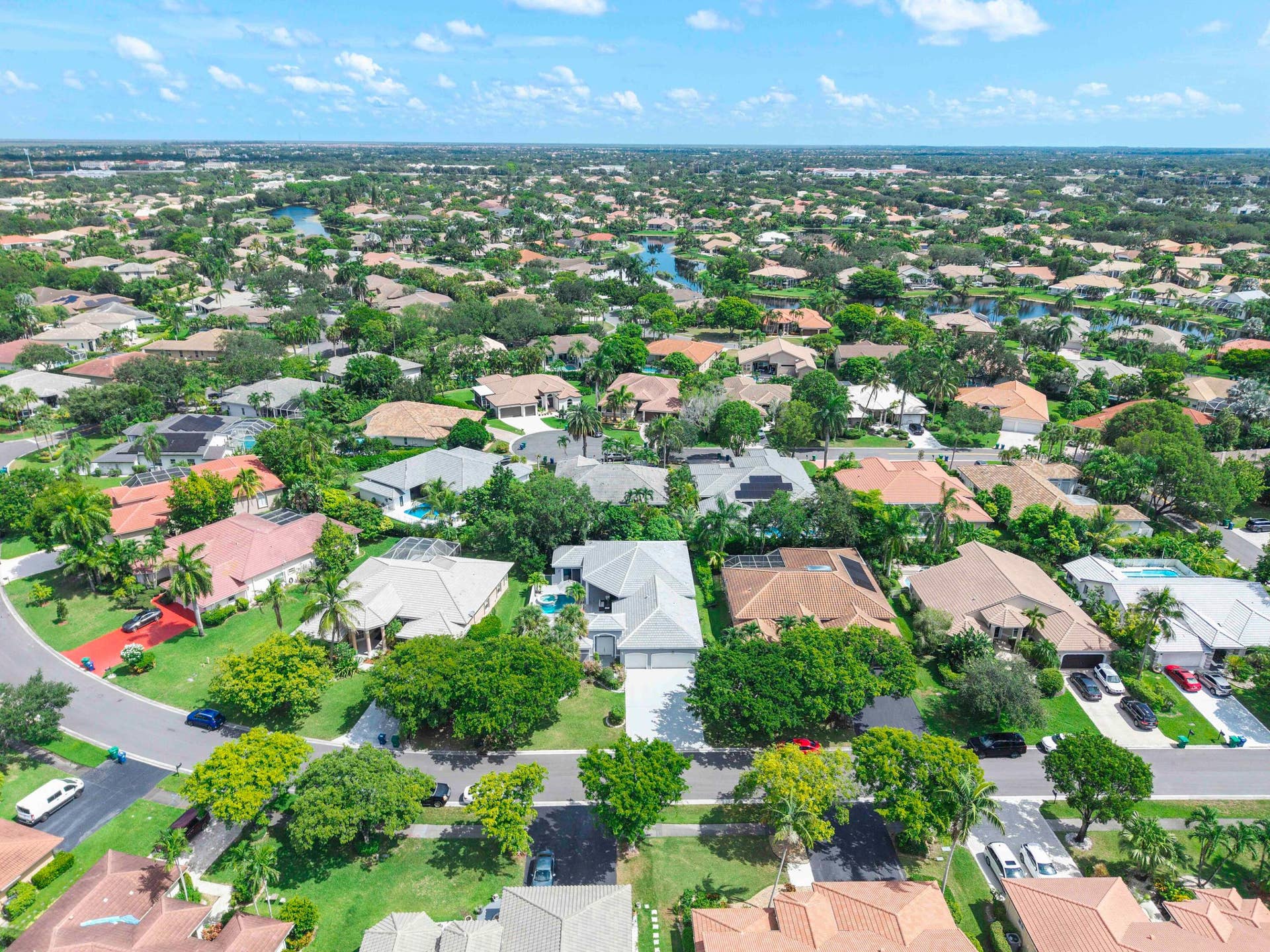 4862 Kensington Circle, Coral Springs, FL 33076 Expansive residential area featuring numerous residences with various roofing materials, private swimming pools, and extensive landscaping