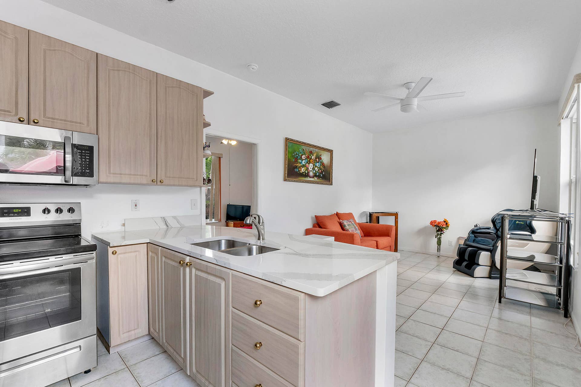 4862 Kensington Circle, Coral Springs, FL 33076 Guest/Pool House Kitchen & Living Room