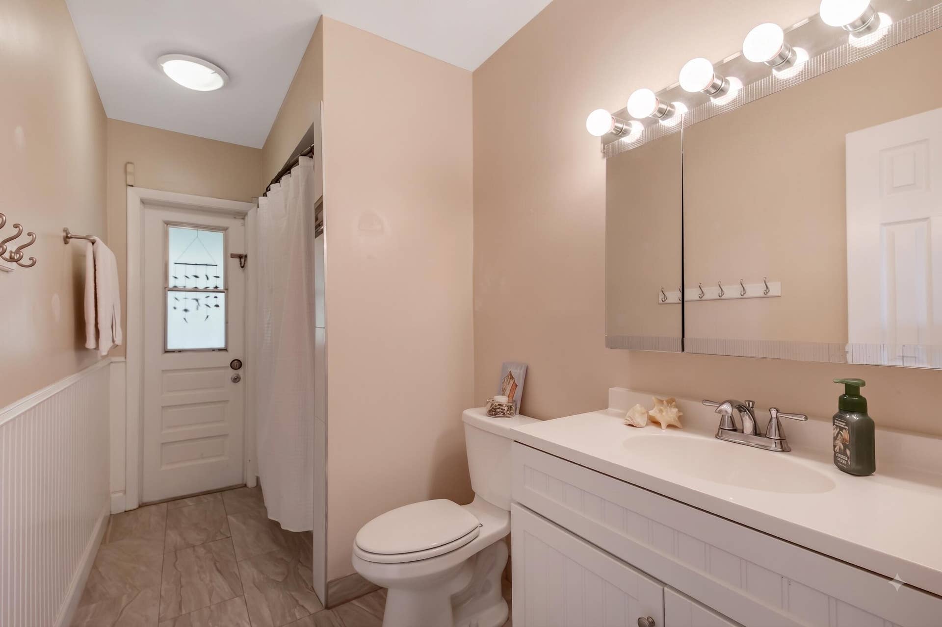 510 NW 93rd Terrace, Pembroke Pines, FL 33024 Guest Bathroom
