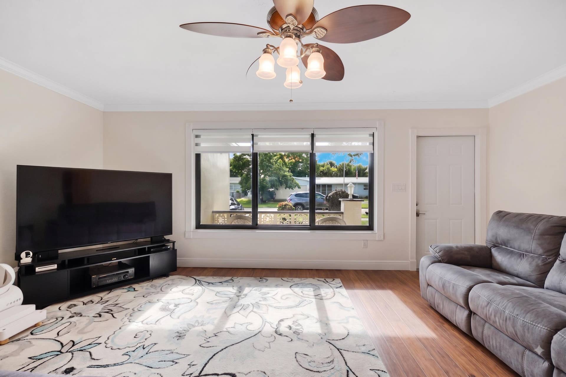 510 NW 93rd Terrace, Pembroke Pines, FL 33024 Living Room
