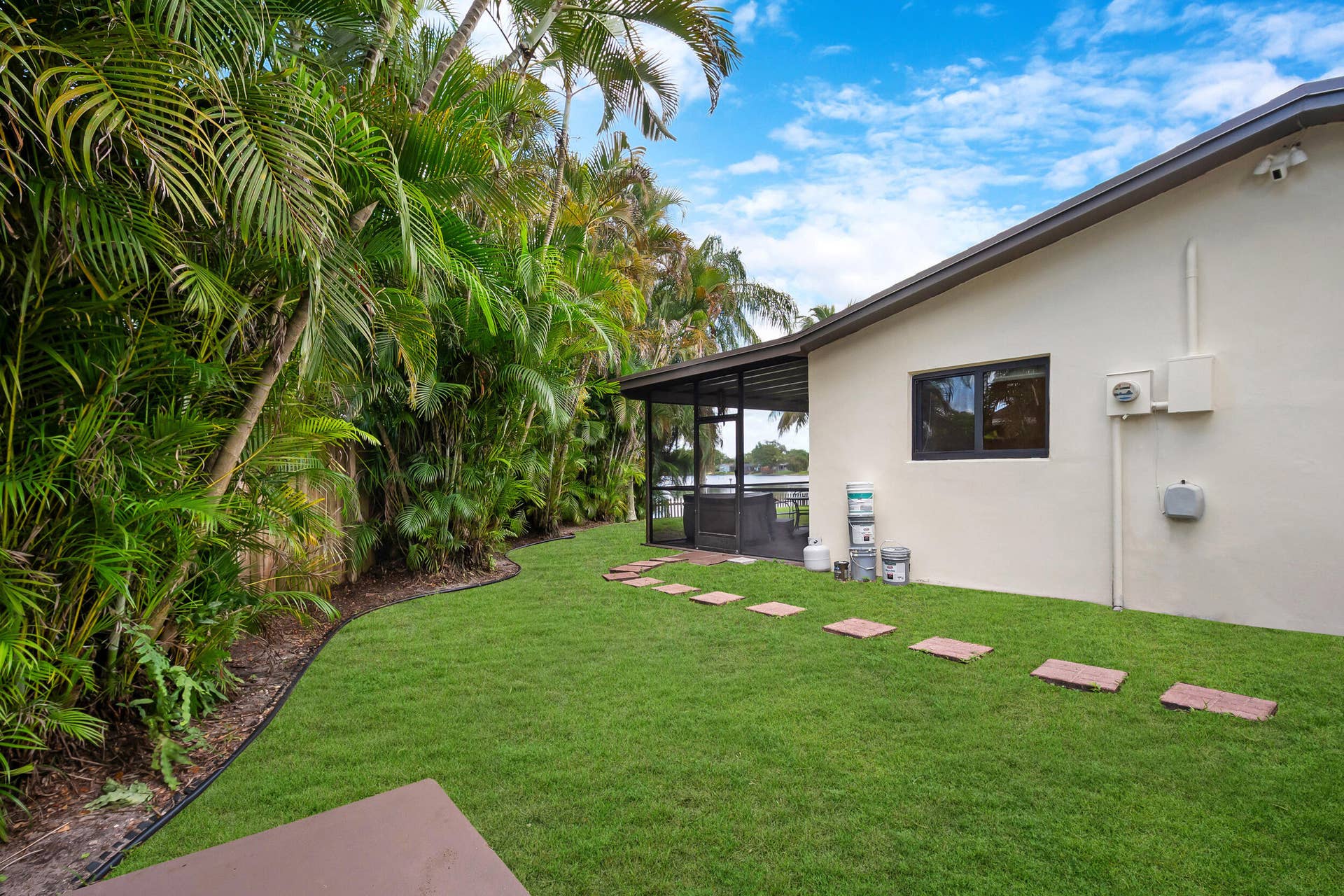510 NW 93rd Terrace, Pembroke Pines, FL 33024 Side Yard