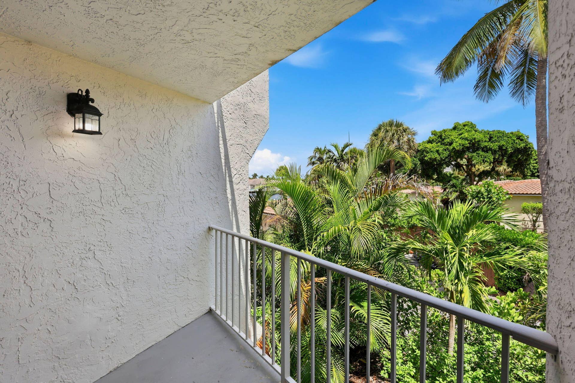 1222 Hillsboro Mile, #15, Hillsboro Beach, FL 33062 Exterior wall with textured finish