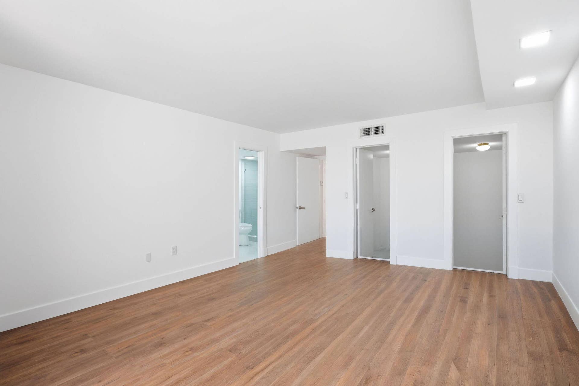 1222 Hillsboro Mile, #15, Hillsboro Beach, FL 33062 Spacious interior with wood-finish flooring, white walls, and recessed ceiling lighting, walk-in closet
