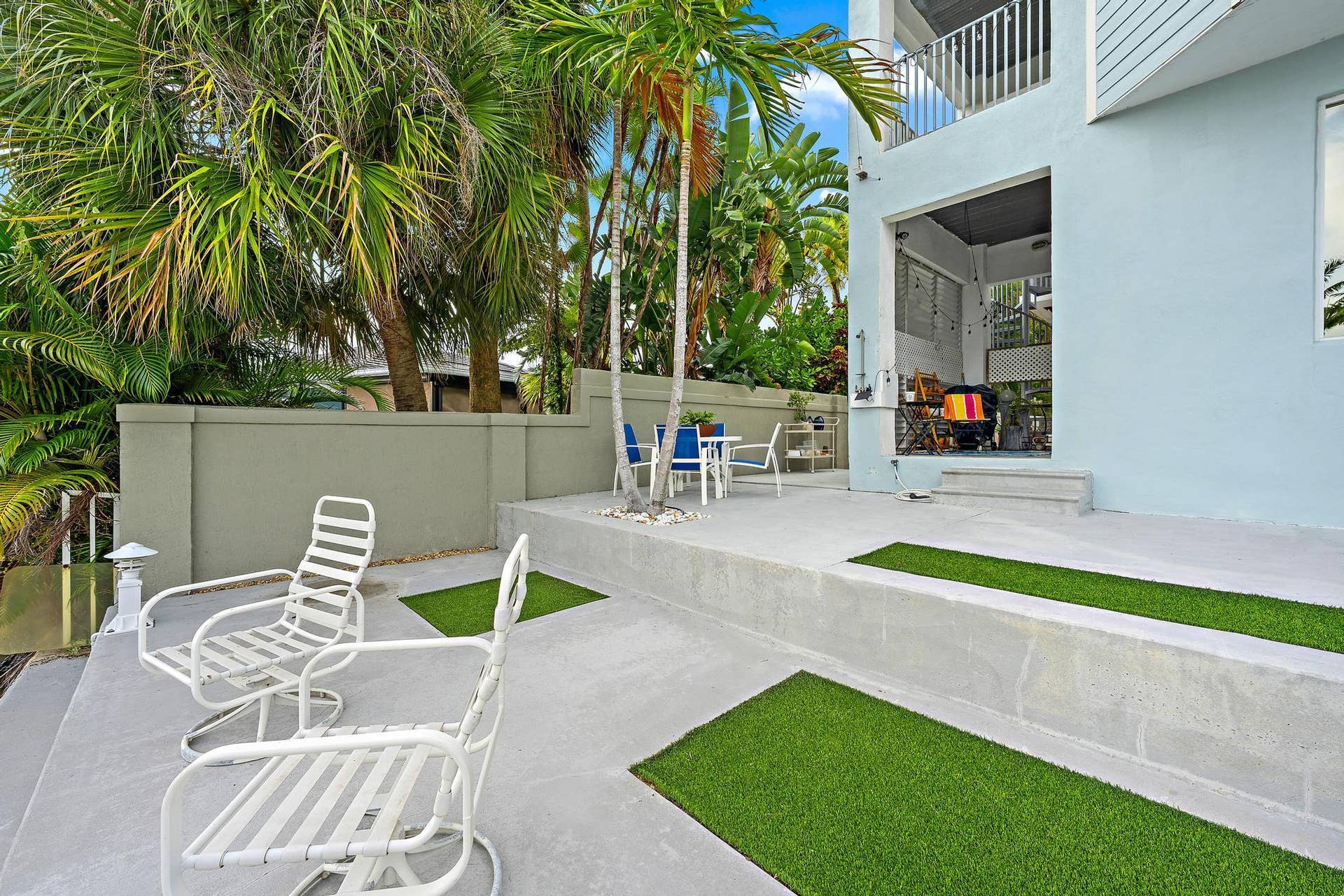 Multi-level hardscaping with integrated artificial turf accents