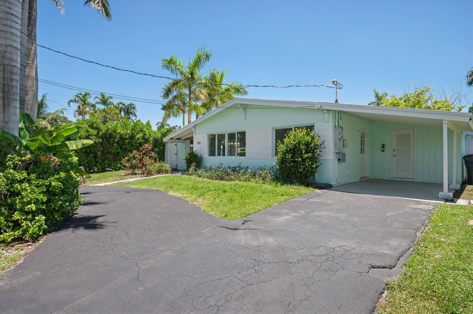 1158 Grant Street, Hollywood, FL 33019 Front facade with carport