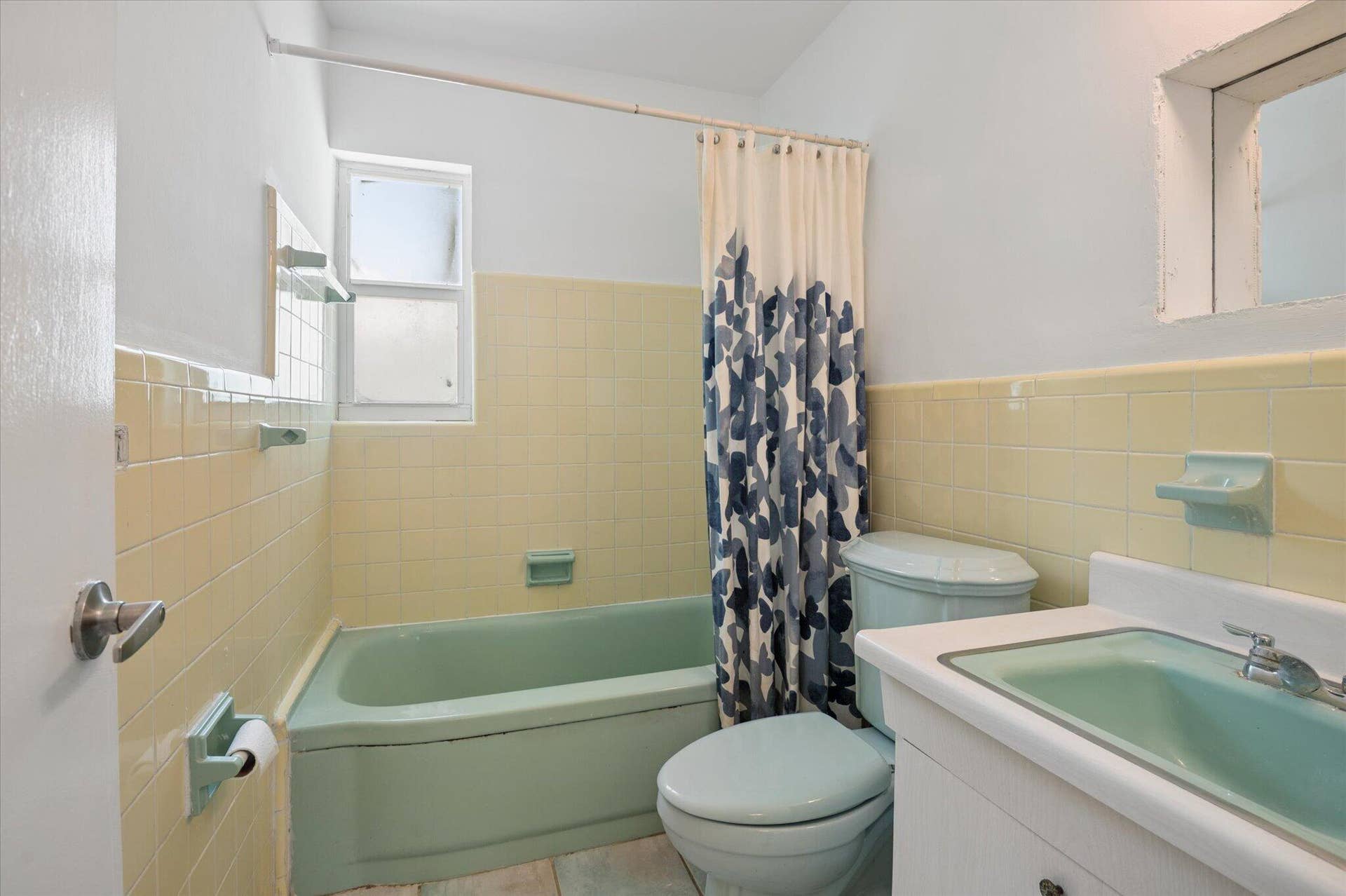 1158 Grant Street, Hollywood, FL 33019 Full Bathroom