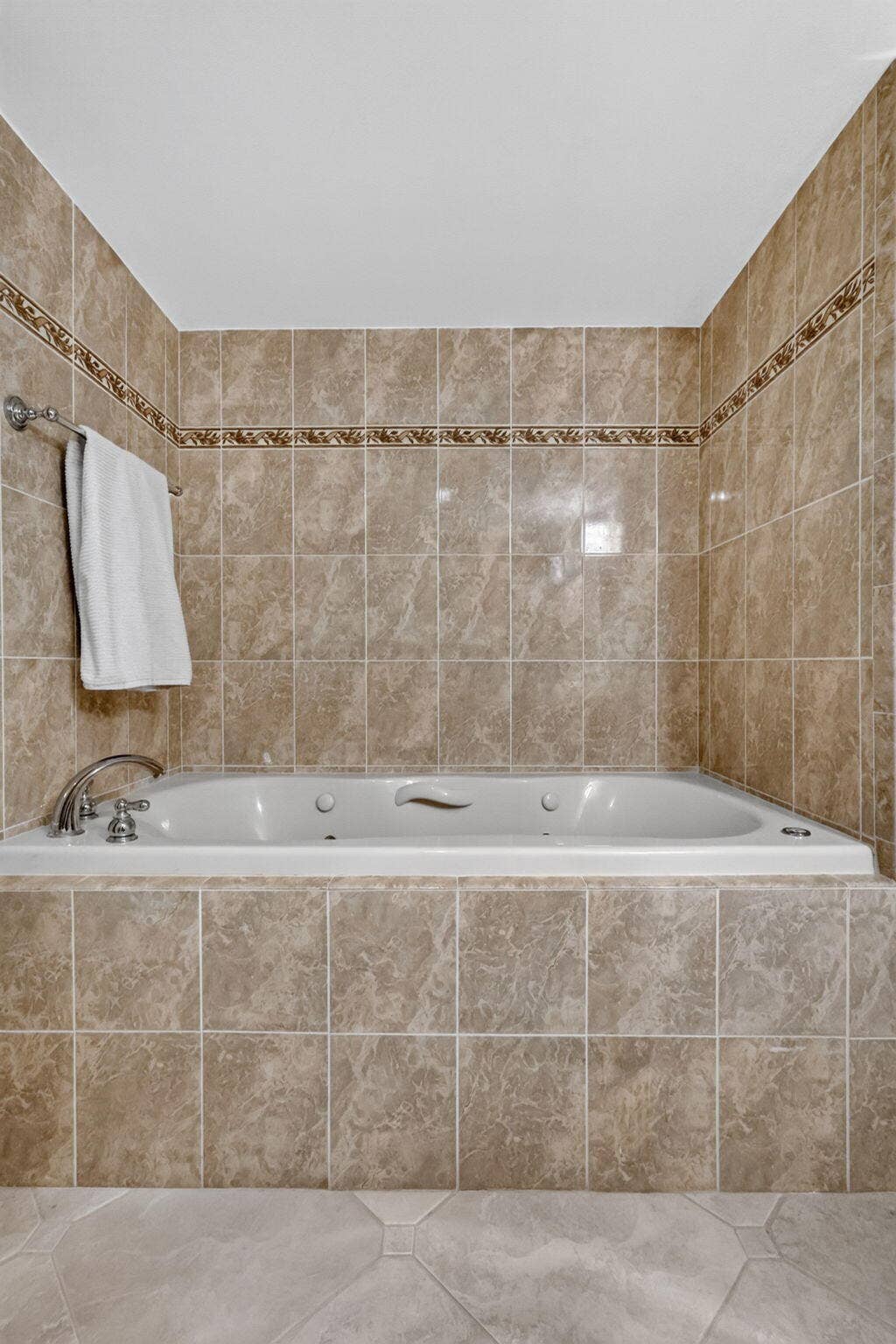 2917 S Ocean Boulevard, #401, Highland Beach, FL 33487 MBR Jacuzzi